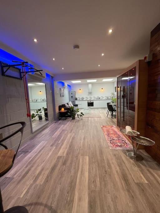 Apartment Terry's Yard, Southville, *