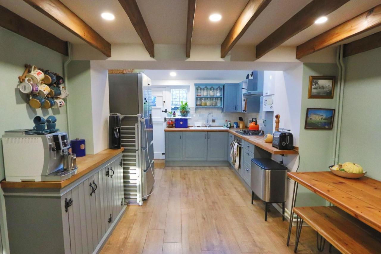 Holiday home Lovely In Fantastic Long Ashton Area
