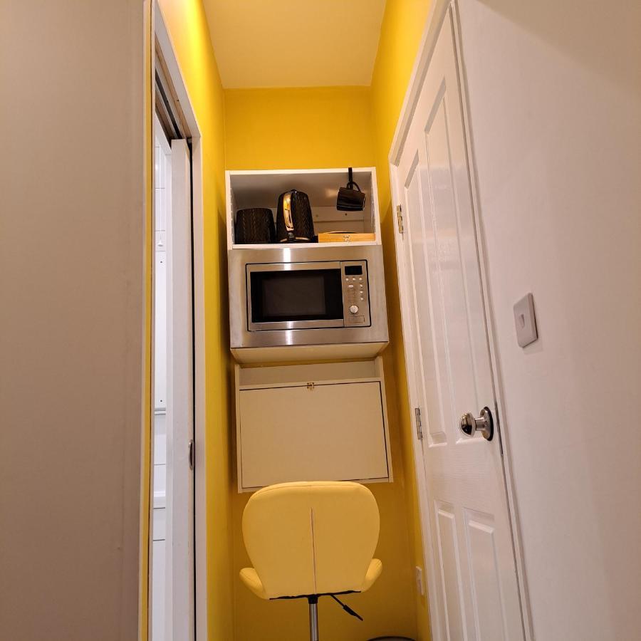 Guest house Lovely And Modern Groundfloor 1 Single Bedroom With Netflix, Tea/coffee/biscuits *