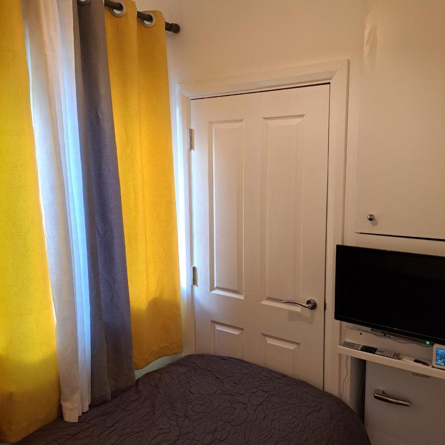 Guest house Lovely And Modern Groundfloor 1 Single Bedroom With Netflix, Tea/coffee/biscuits *
