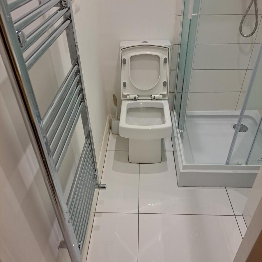 Guest house Lovely And Modern Groundfloor 1 Single Bedroom With Netflix, Tea/coffee/biscuits Bristol