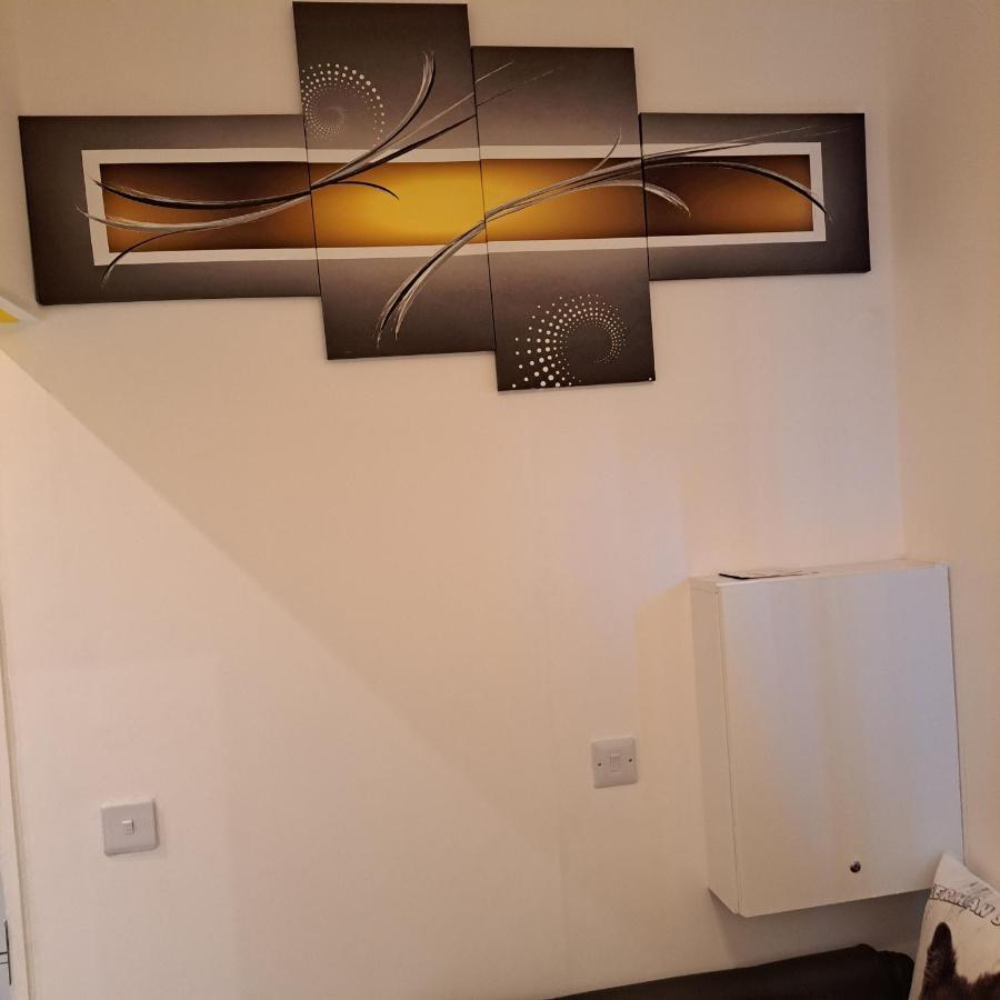 Guest house Lovely And Modern Groundfloor 1 Single Bedroom With Netflix, Tea/coffee/biscuits *
