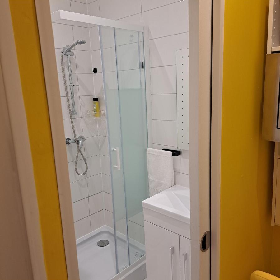 Lovely And Modern Groundfloor 1 Single Bedroom With Netflix, Tea/coffee/biscuits Guest house *
