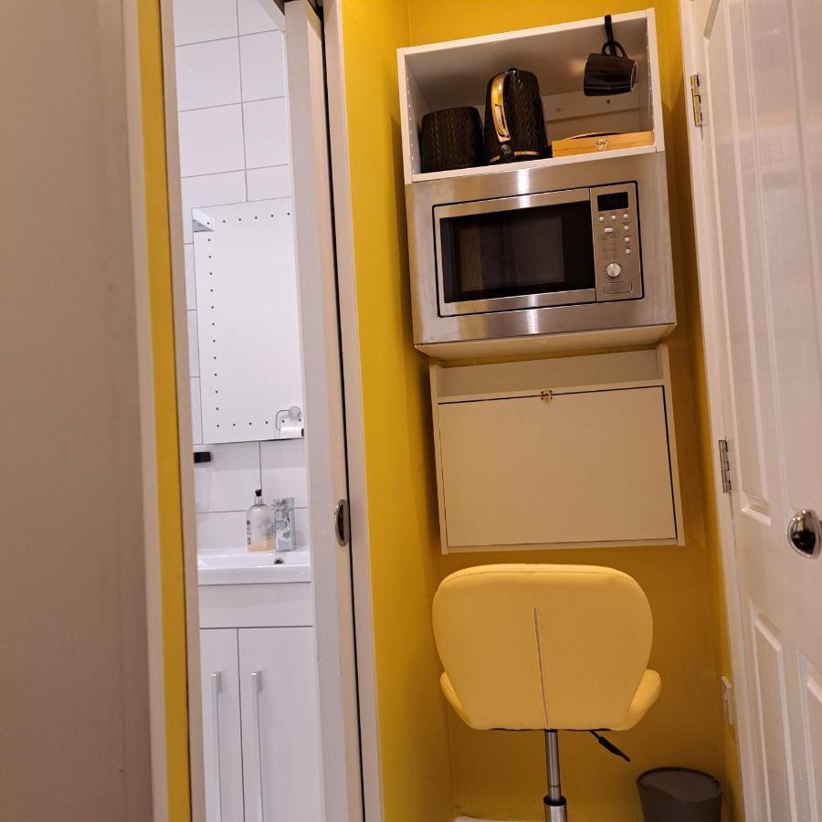 Lovely And Modern Groundfloor 1 Single Bedroom With Netflix, Tea/coffee/biscuits *