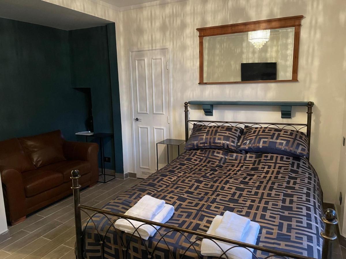 Gated Stunning Period In Vibrant Apartment *