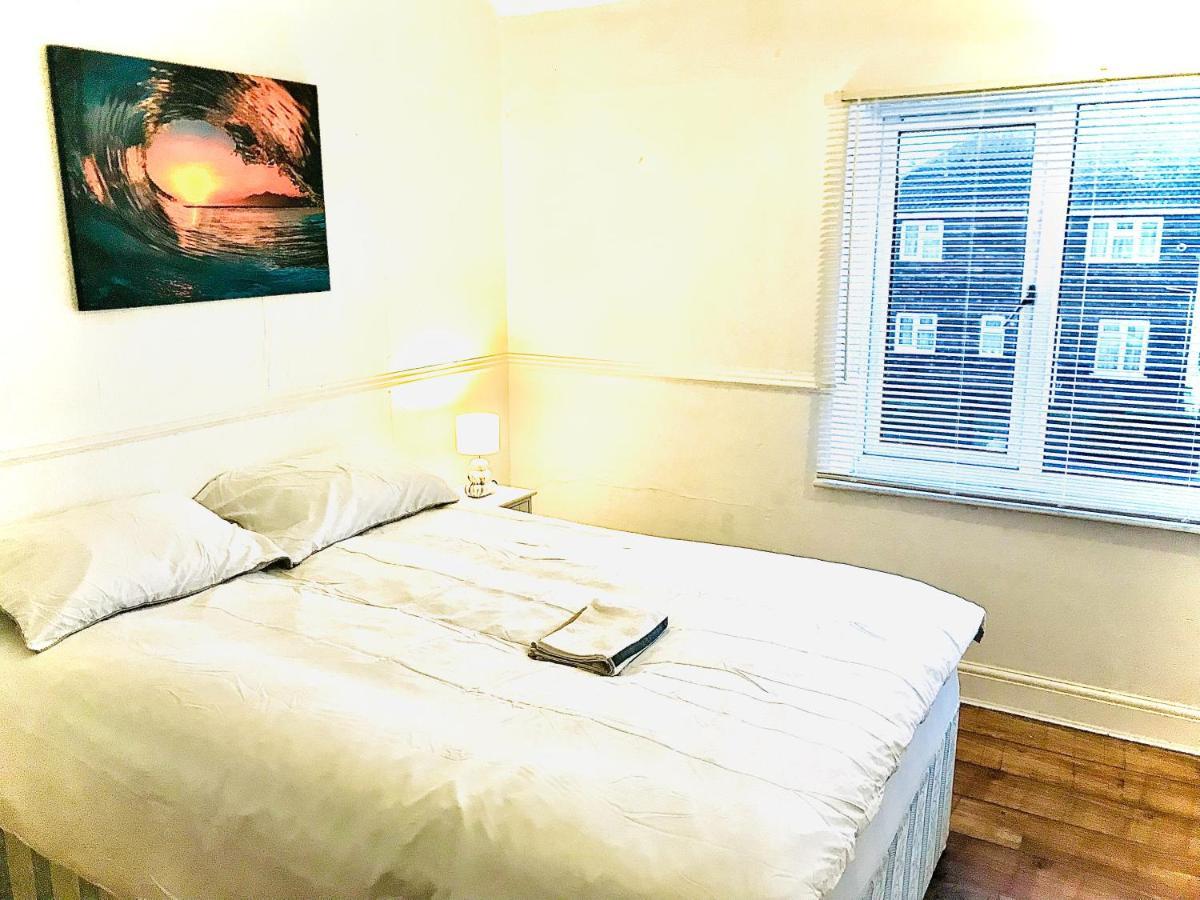 Spacious 4 Bedroom House * Bristol