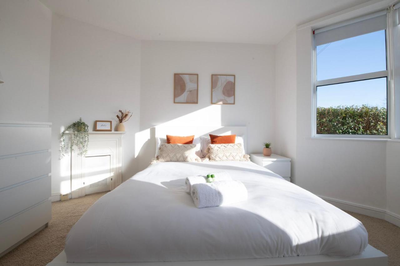 Hampton House - Sleeps 7 - Free Parking And Wifi Holiday home Bristol