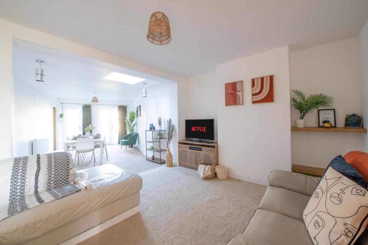 Holiday home Hampton House - Sleeps 7 - Free Parking And Wifi *
