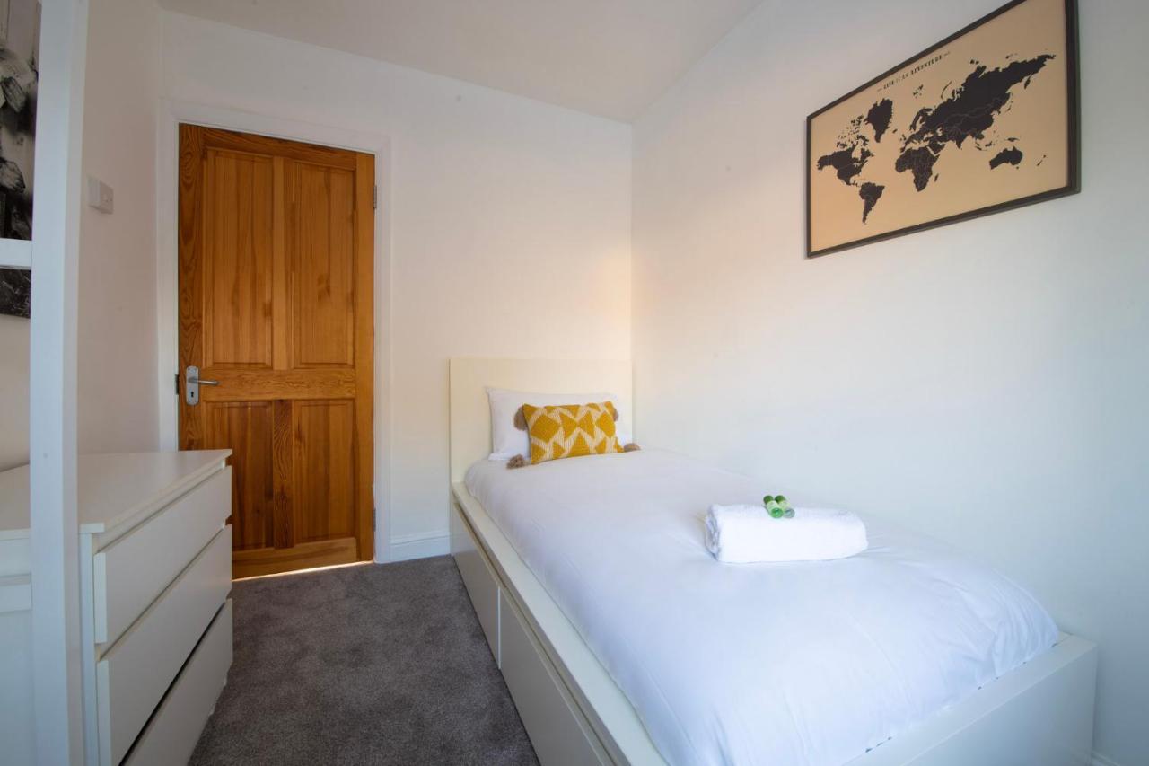 Holiday home Hampton House - Sleeps 7 - Free Parking And Wifi