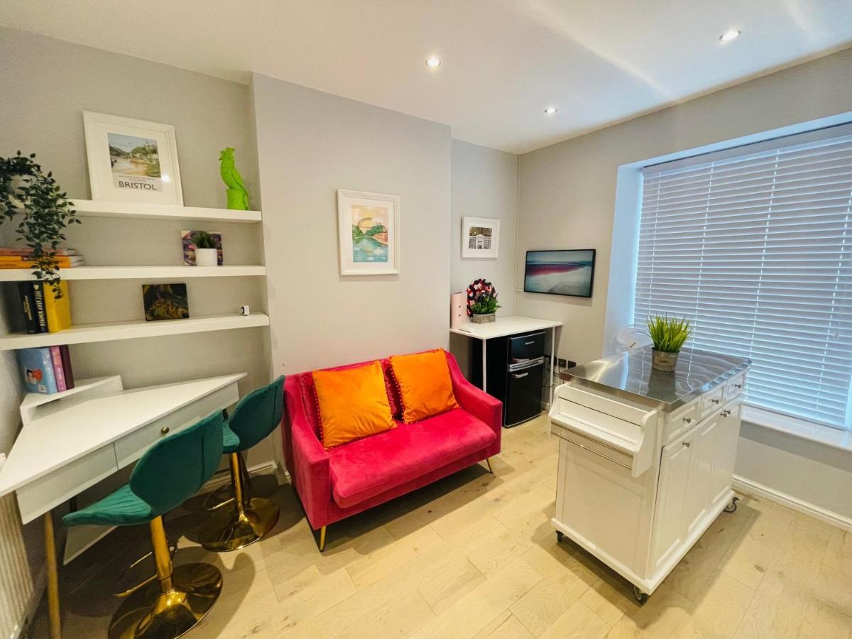 - Harbourside Apartment Bristol
