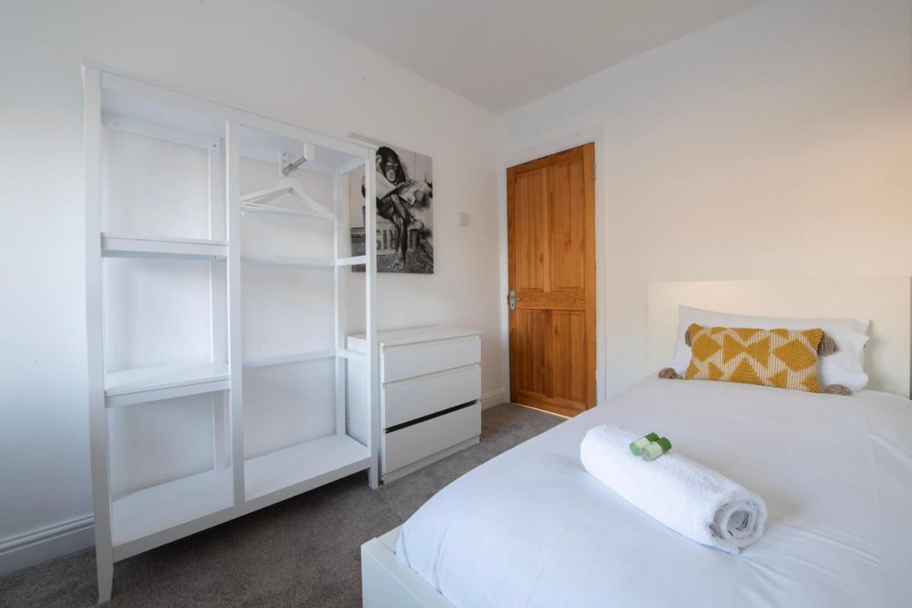 Holiday home Hampton House - Sleeps 7 - Free Parking And Wifi *