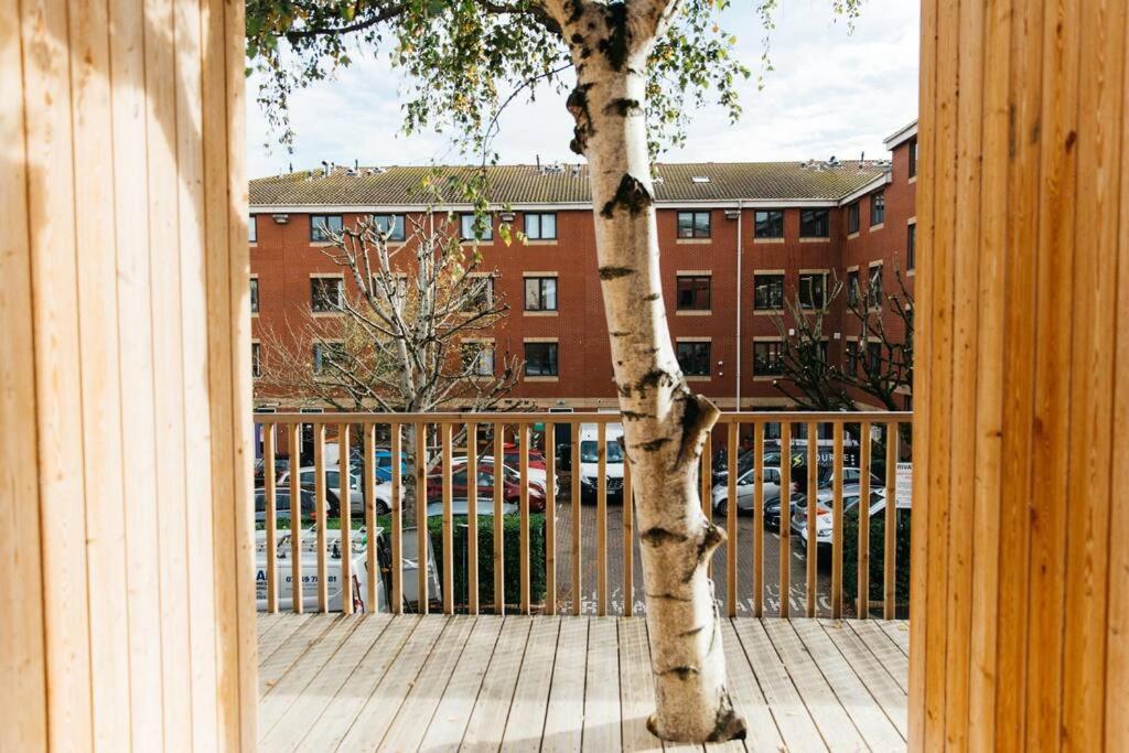 Carmen Eco-pod / Treehouse, Close To Cabot Circus Apartment