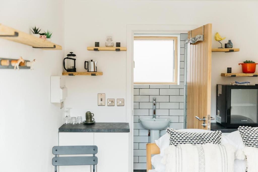 Apartment Delores Eco-pod / Treehouse, Walk To Cabot Circus *