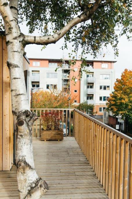 Delores Eco-pod / Treehouse, Walk To Cabot Circus Apartment