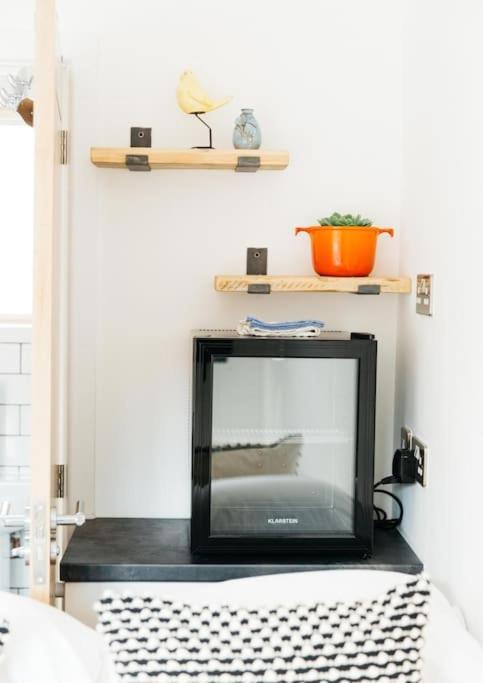 Apartment Delores Eco-pod / Treehouse, Walk To Cabot Circus *