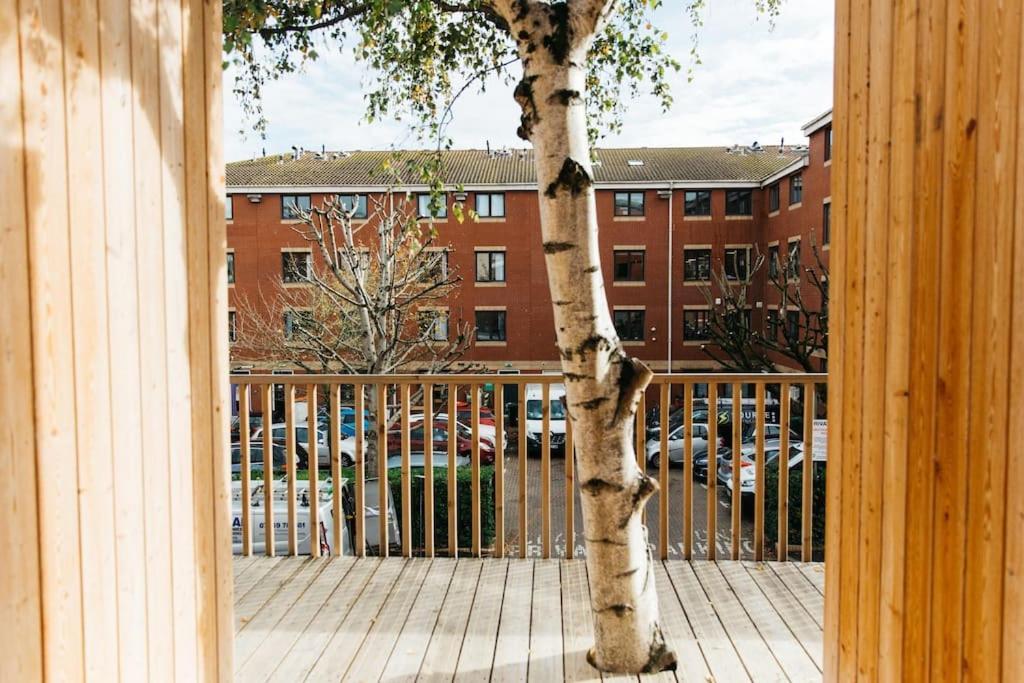 Delores Eco-pod / Treehouse, Walk To Cabot Circus Apartment *