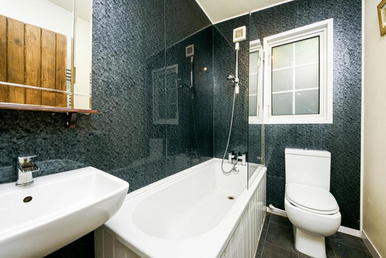 The Pine Including Games Room, Camp Fire & Hot Tub Holiday home Bristol