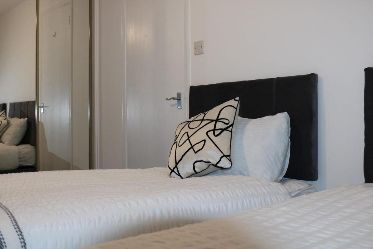 Bradley Stoke Retreat: Refurbished For Extended Group Bristol
