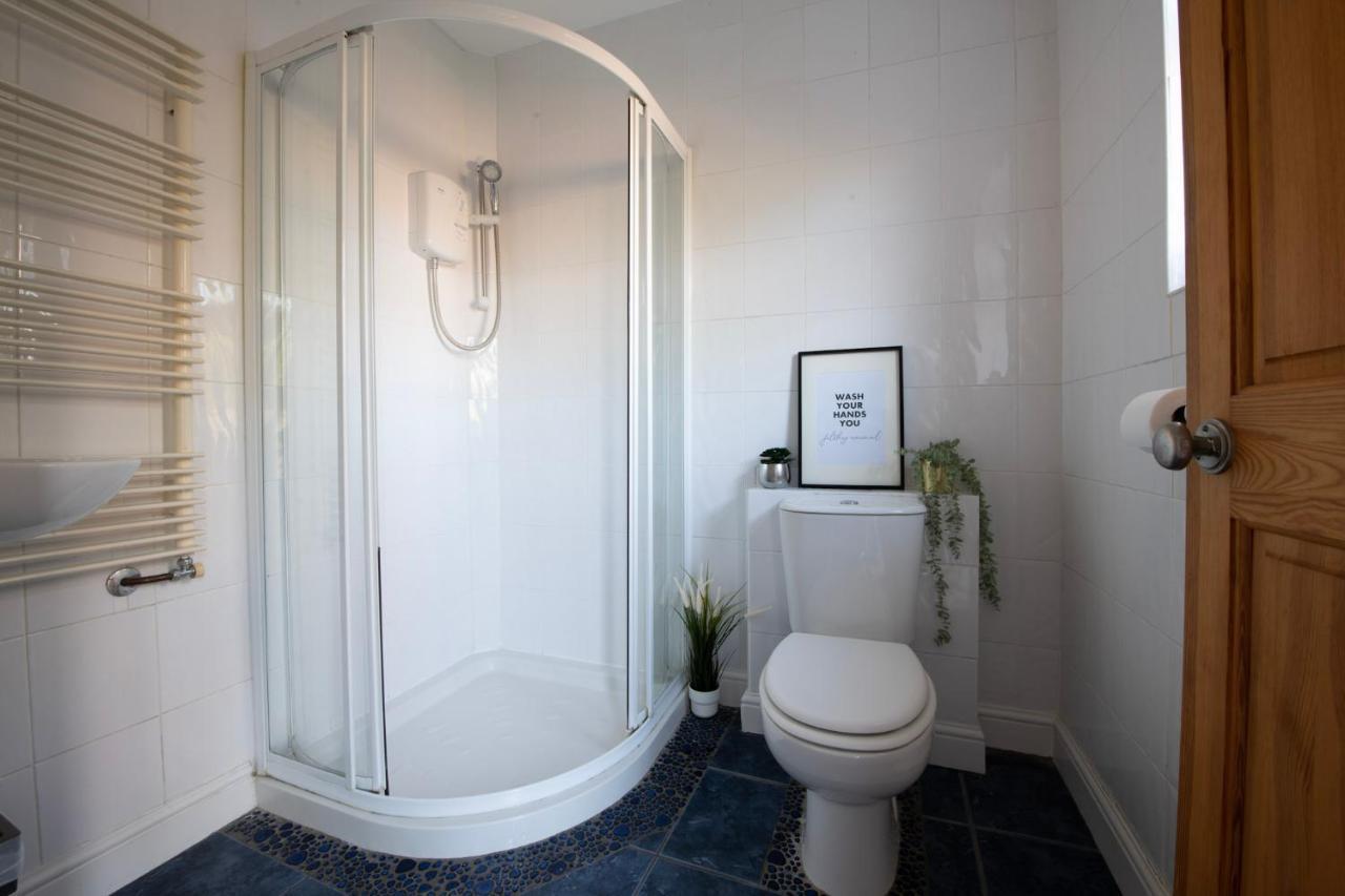 Holiday home Hampton House - Sleeps 7 - Free Parking And Wifi *