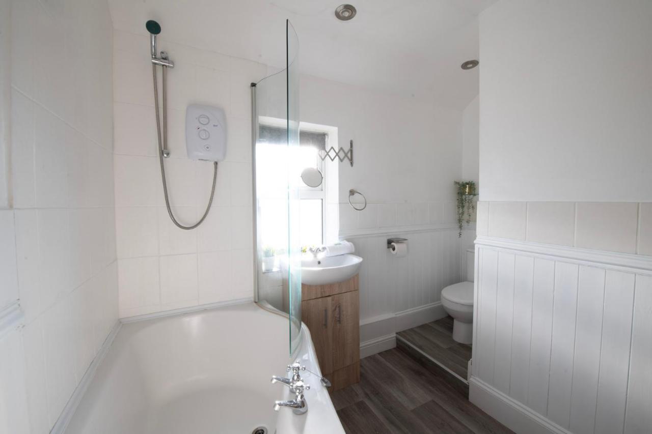 Hampton House - Sleeps 7 - Free Parking And Wifi Holiday home Bristol