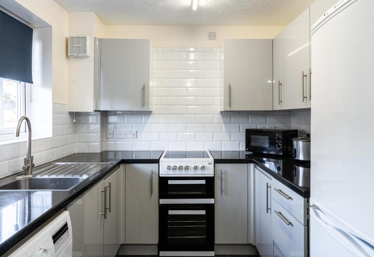 Modern 2 Bed House- Free Parking And Close To The Centre Apartment