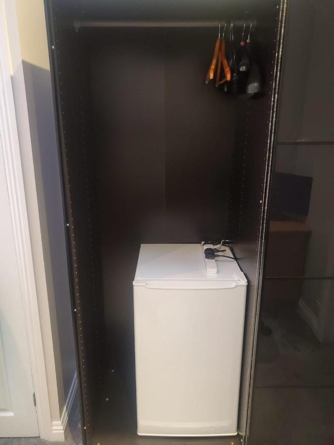 Large Kingsize Ensuite In Kingswood, Bristol, Bs15 Homestay