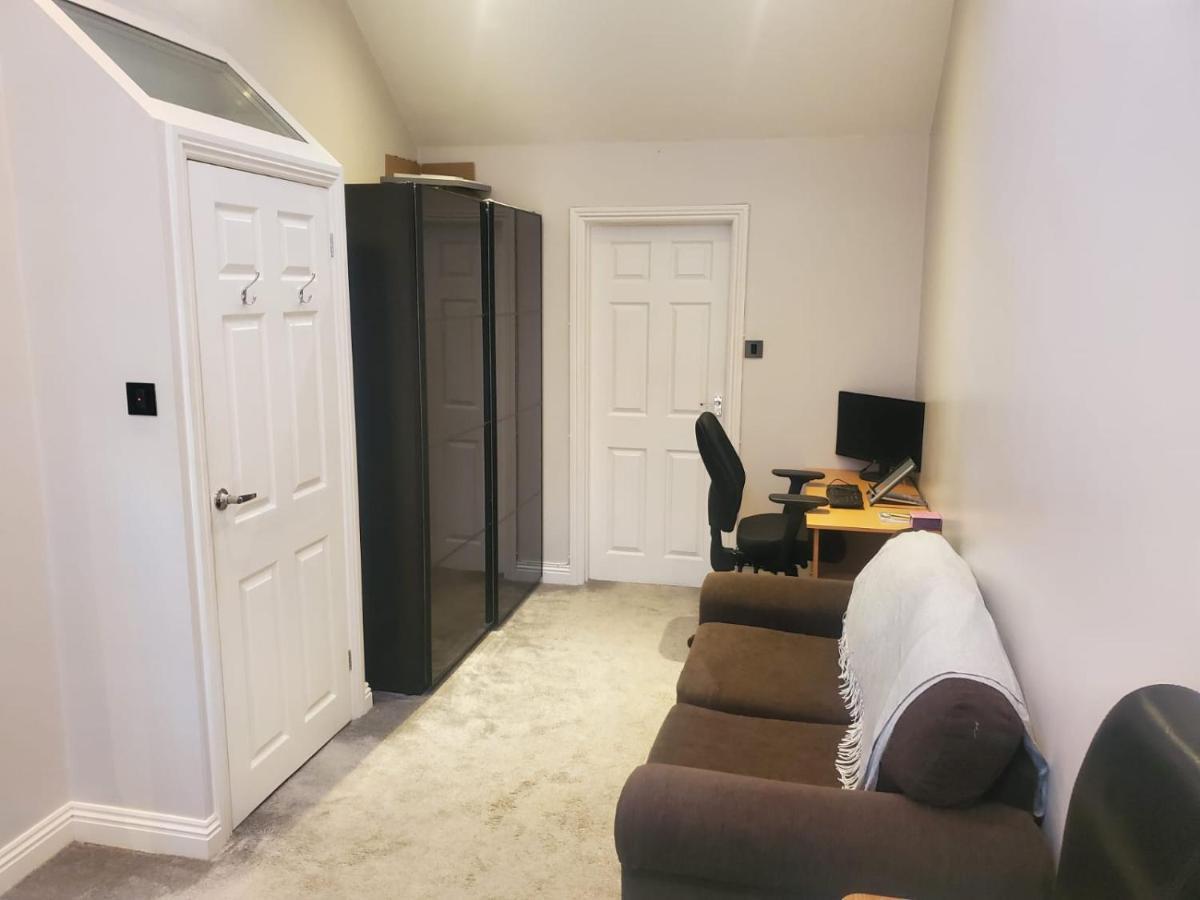 Large Kingsize Ensuite In Kingswood, Bristol, Bs15 *