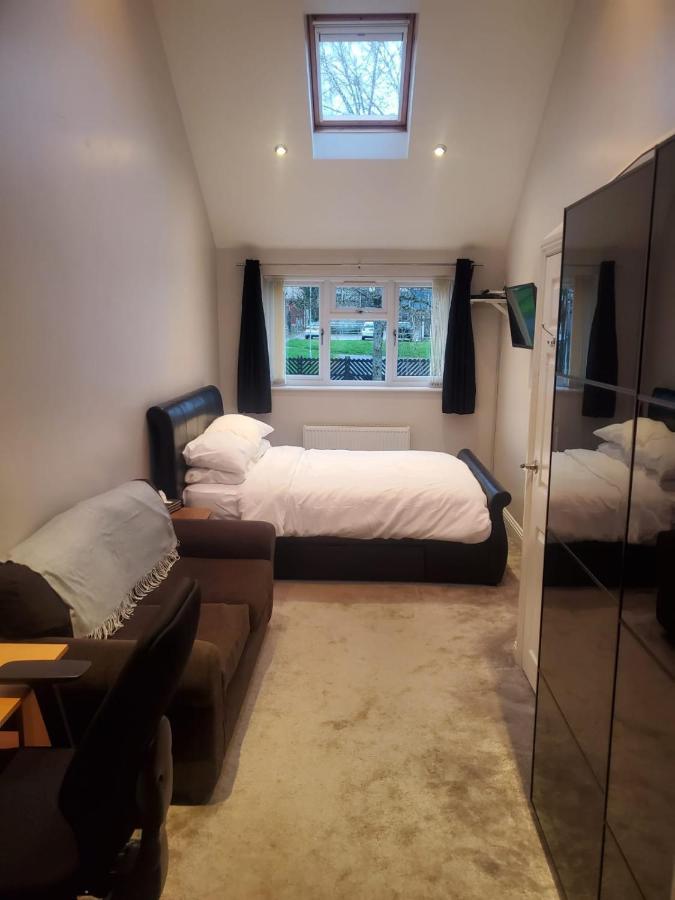 Large Kingsize Ensuite In Kingswood, Bristol, Bs15 Homestay