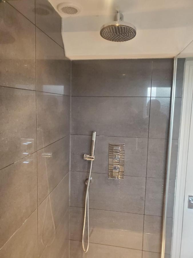 Large Kingsize Ensuite In Kingswood, Bristol, Bs15 *