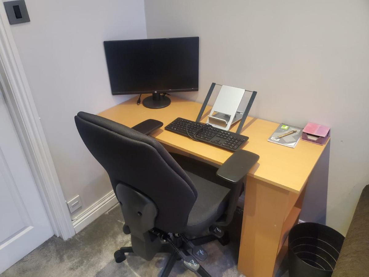 Large Kingsize Ensuite In Kingswood, Bristol, Bs15 Homestay