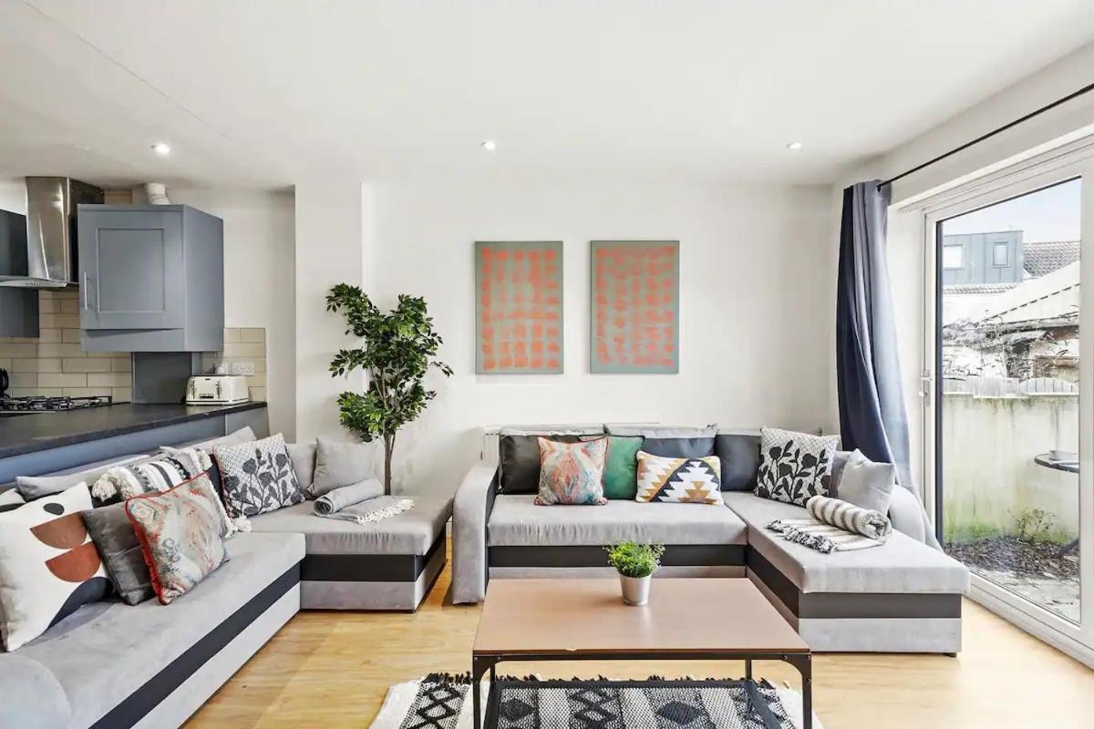Modern Apartment - Sleeps 8 Apartment Bristol