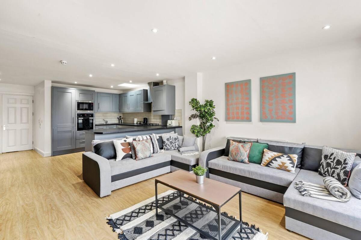 Apartment Modern Apartment - Sleeps 8