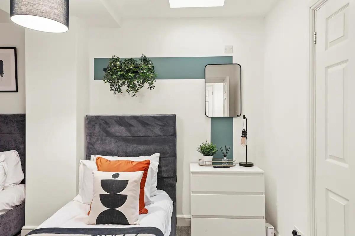 Modern Apartment - Sleeps 8