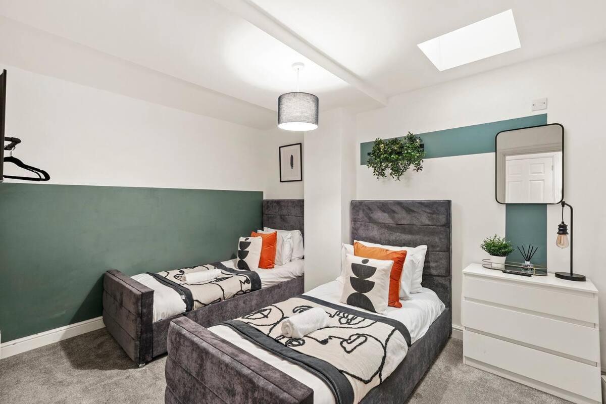 Apartment Modern Apartment - Sleeps 8
