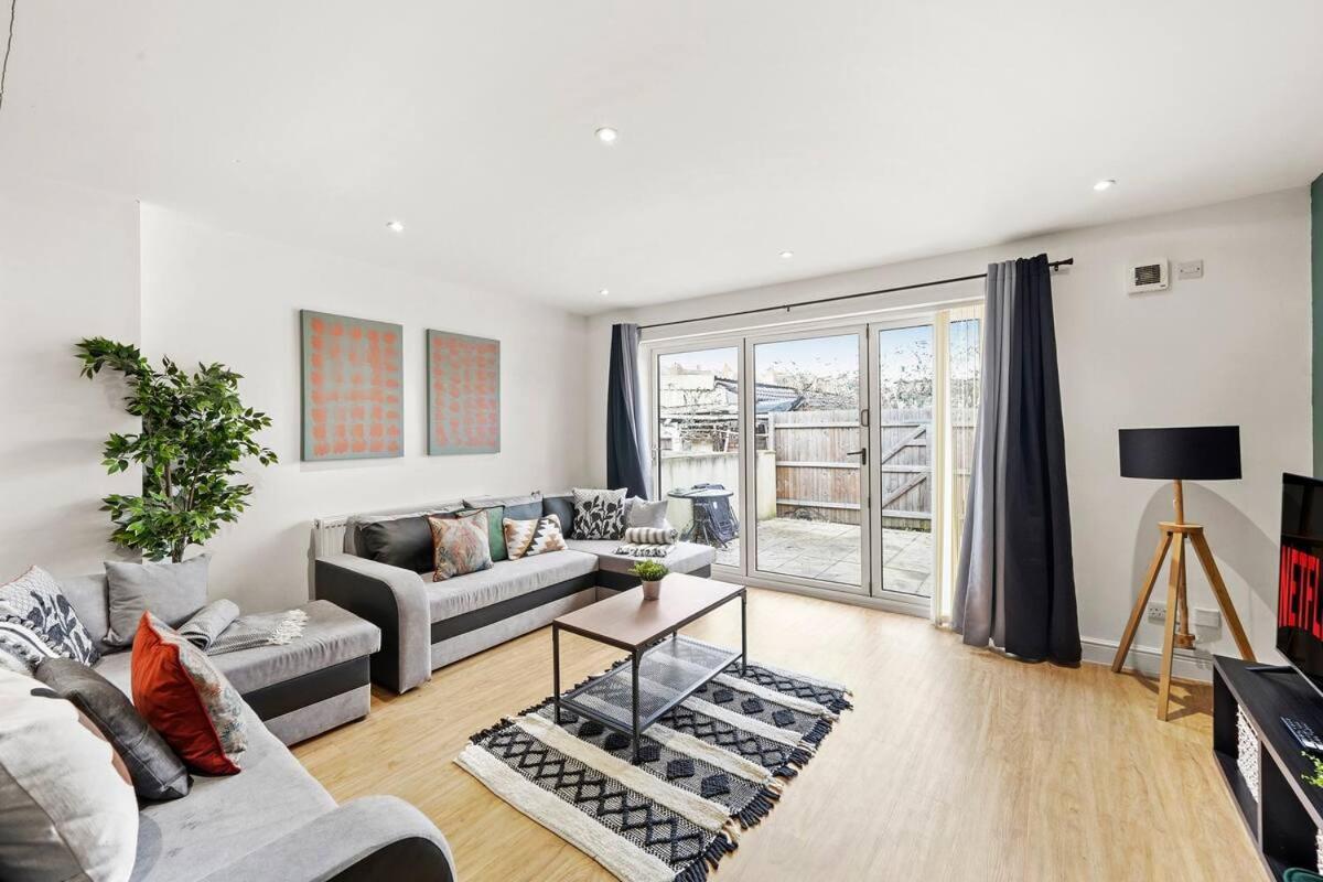 Modern Apartment - Sleeps 8 Apartment