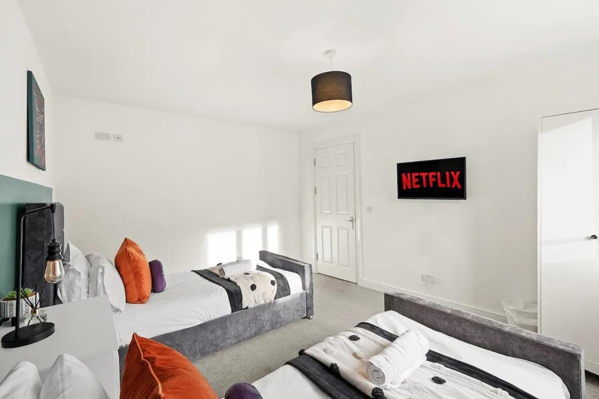 Apartment Modern Apartment - Sleeps 8 *