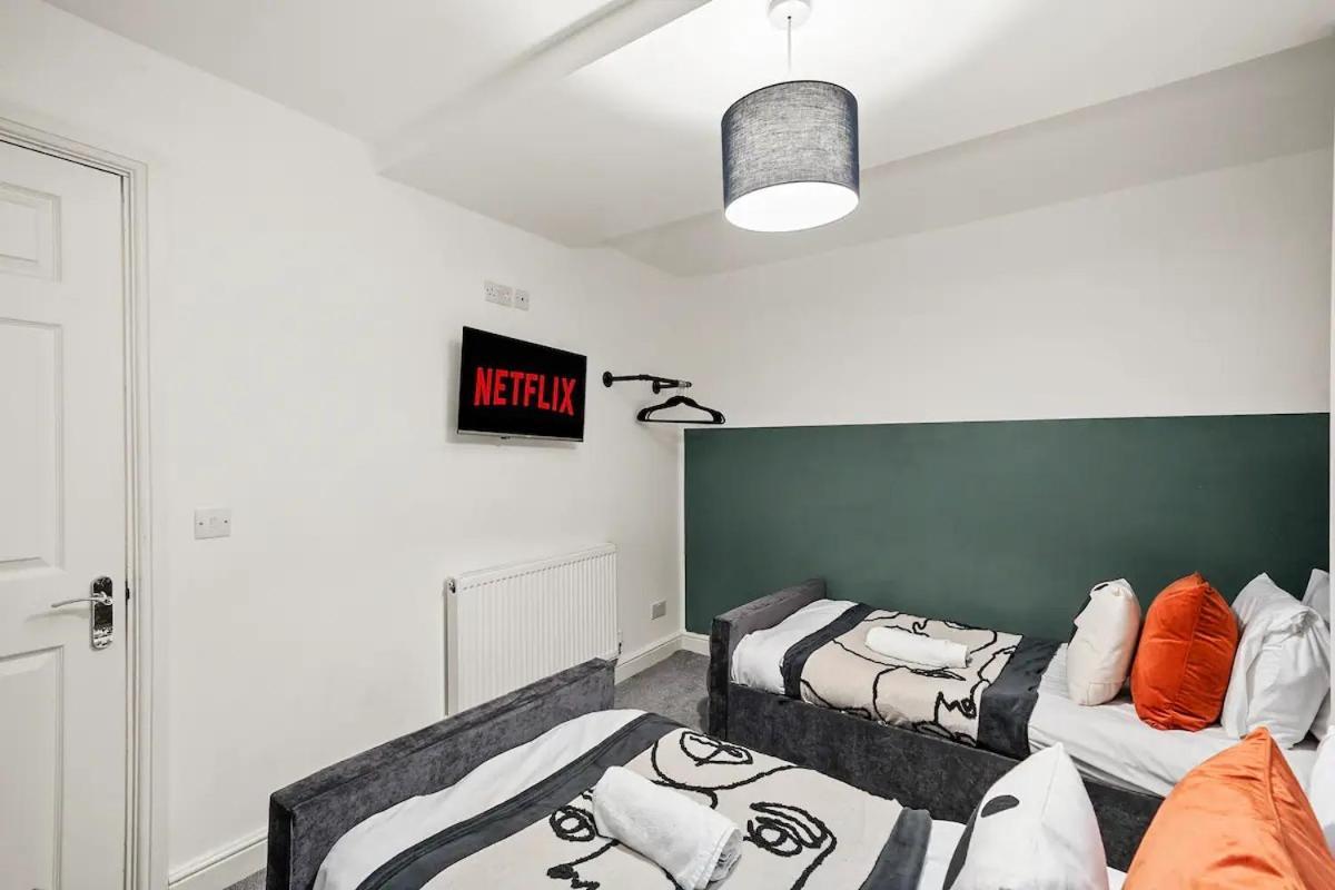 Modern Apartment - Sleeps 8 Bristol
