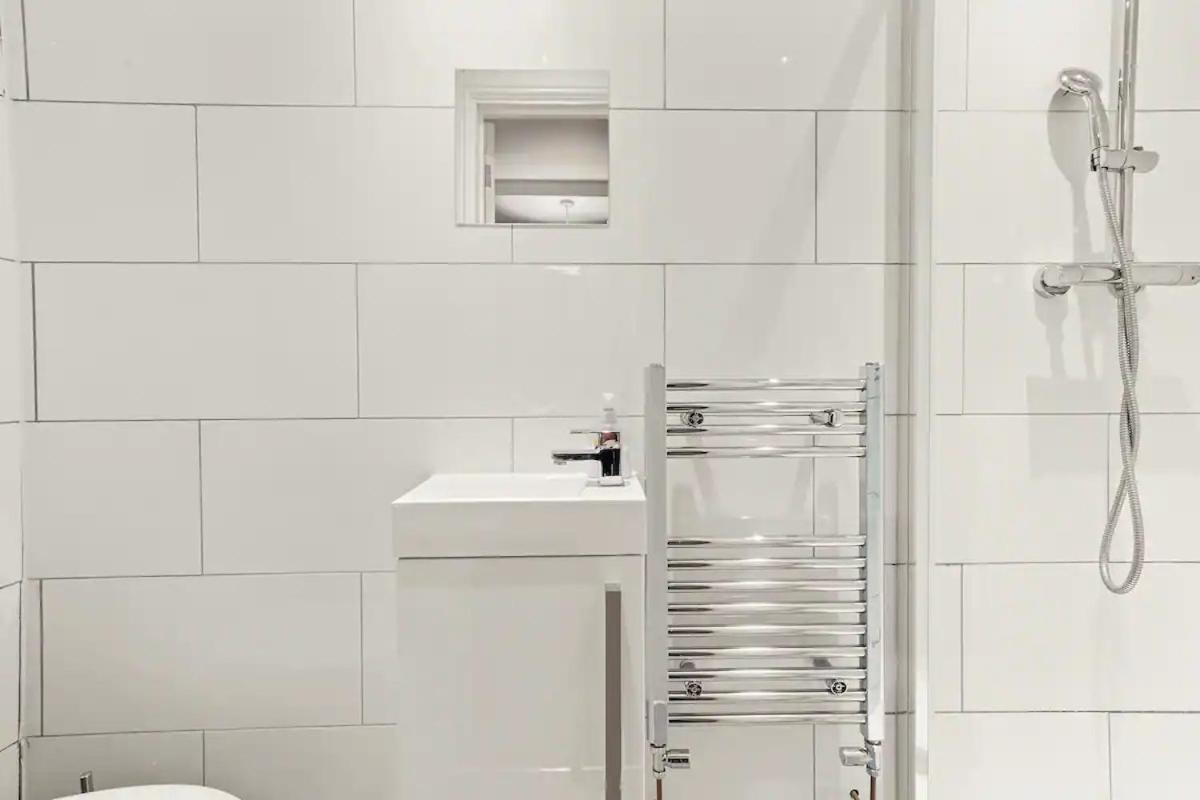 Modern Apartment - Sleeps 8 * Bristol