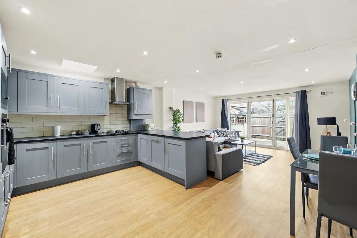 Modern Apartment - Sleeps 8