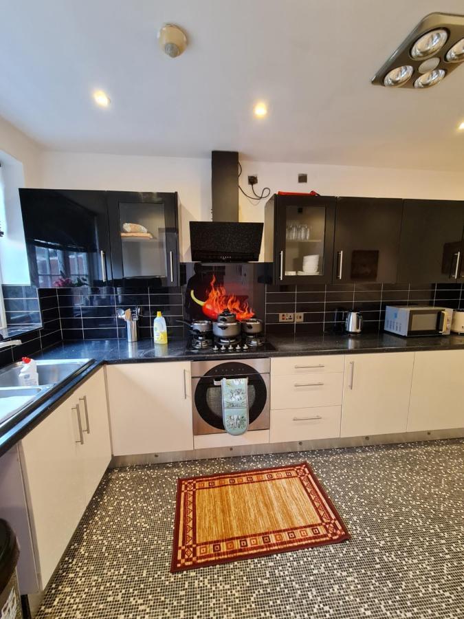 Jah Bristol: Spacious 5-bed With Free Parking For Extended Apartment Bristol