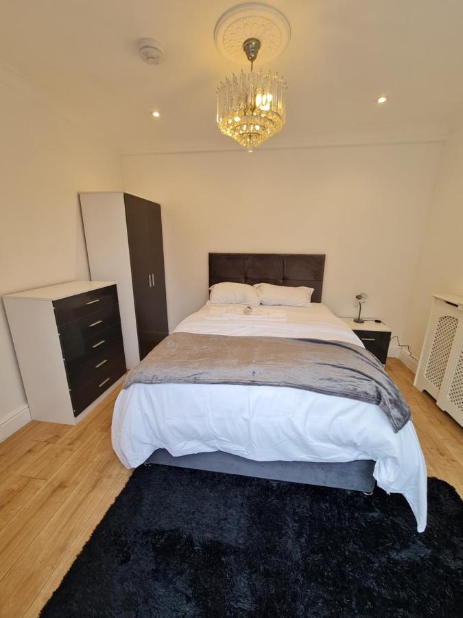 Jah Bristol: Spacious 5-bed With Free Parking For Extended Apartment
