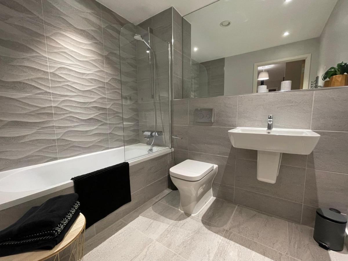 Stunning 2-bed In With Parking *