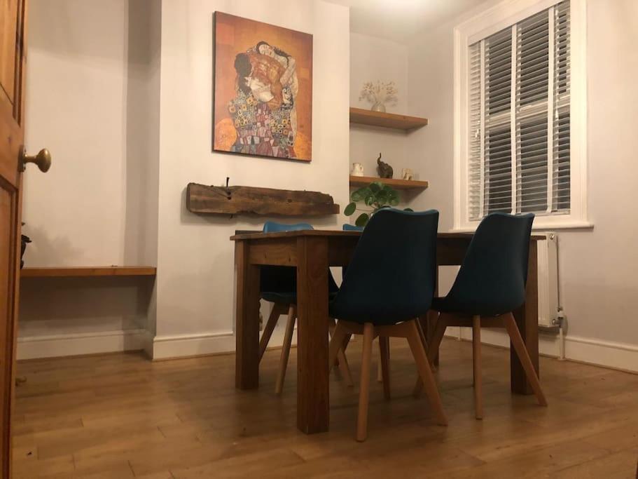 Gloucester Rd 2 Mins Away - Fab, New, Trendy House Holiday home *