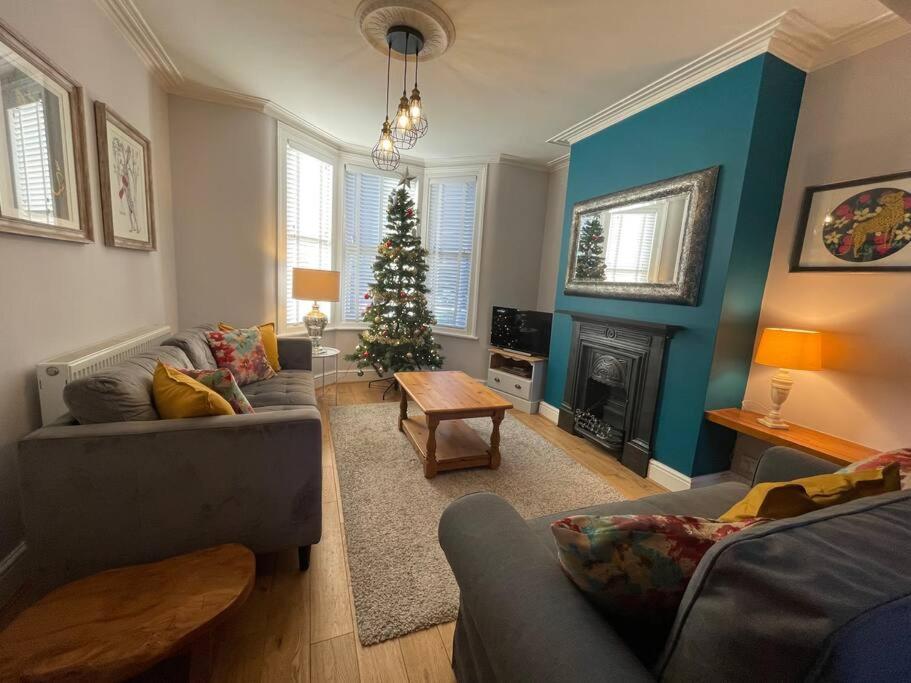Gloucester Rd 2 Mins Away - Fab, New, Trendy House