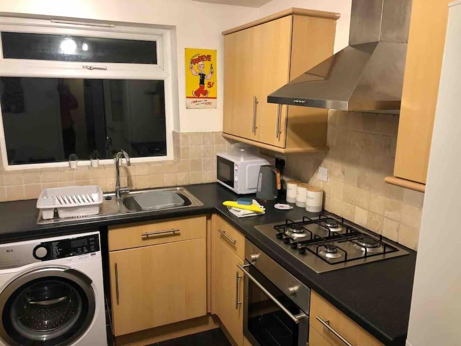 Gloucester Rd 2 Mins Away - Fab, New, Trendy House Holiday home