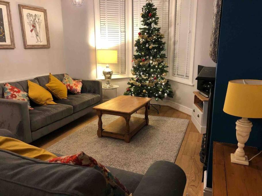 Gloucester Rd 2 Mins Away - Fab, New, Trendy House *