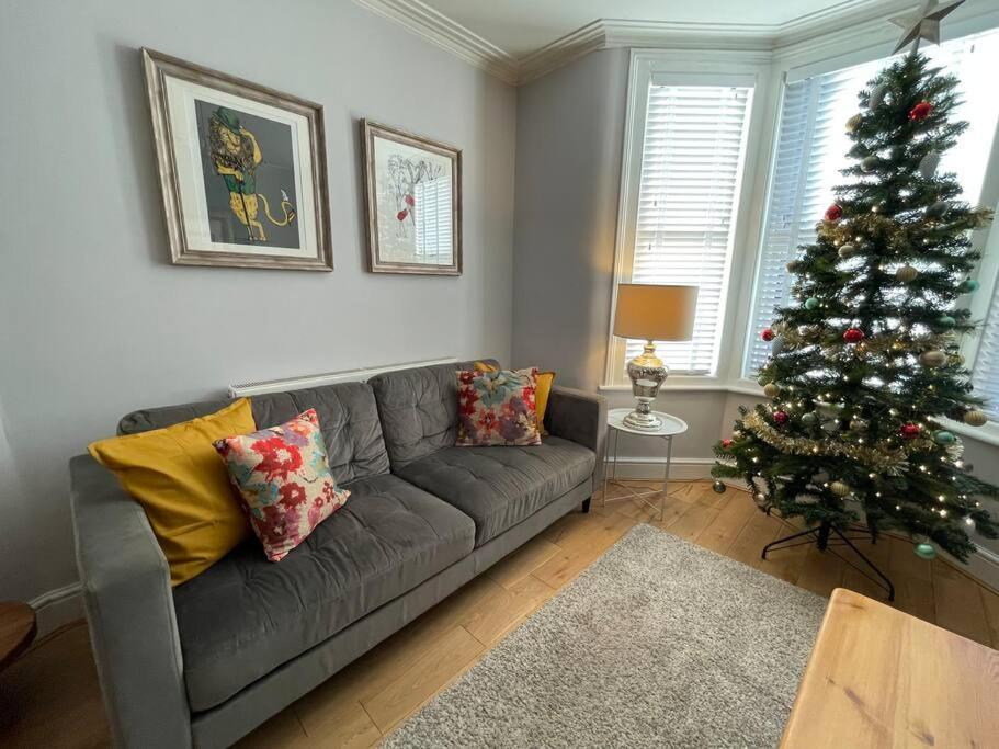 Gloucester Rd 2 Mins Away - Fab, New, Trendy House * Bristol