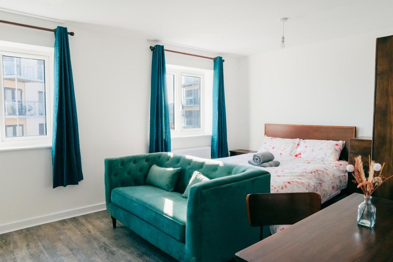 Oakley Place Apartment *