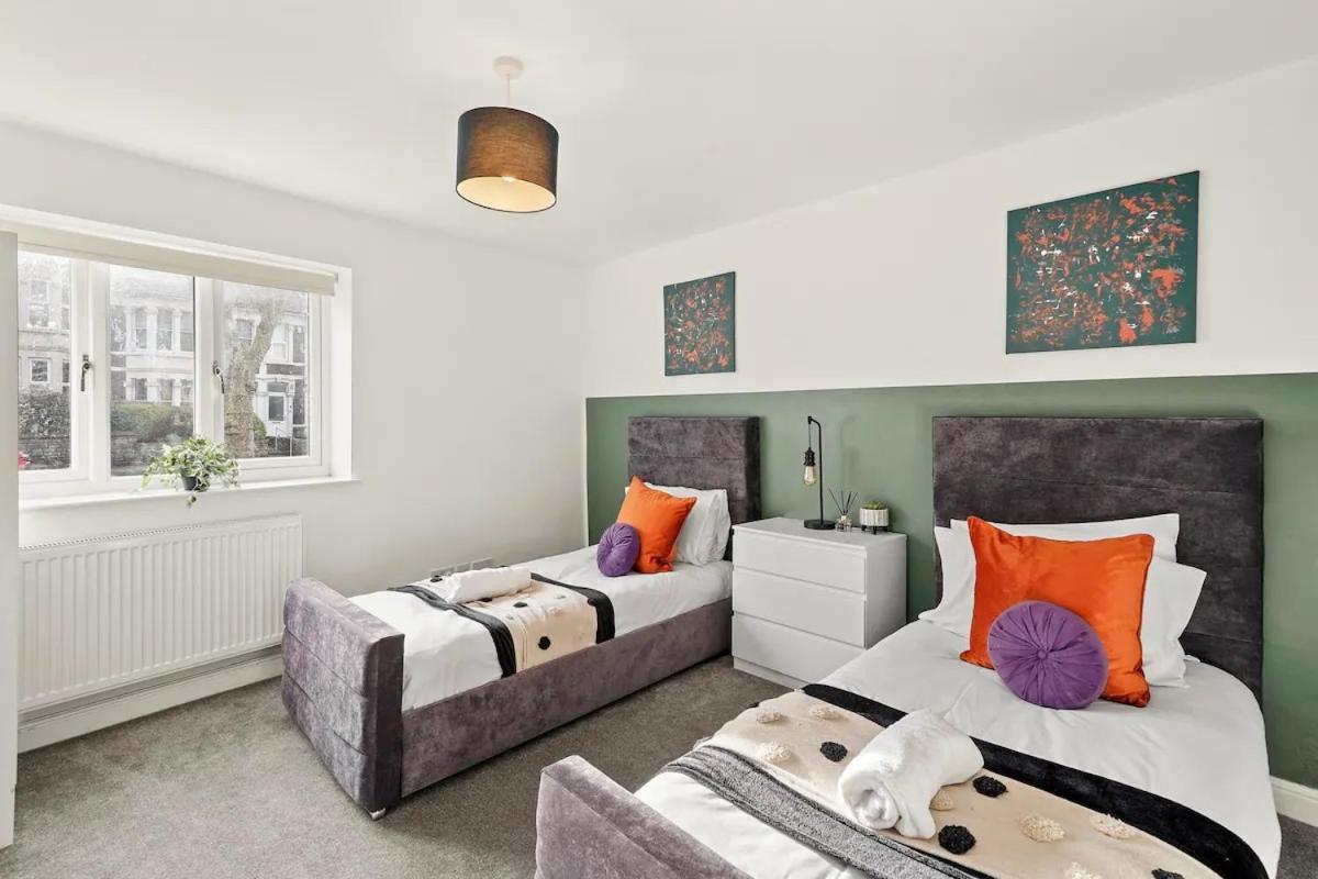 Modern Apartment - Sleeps 8 *