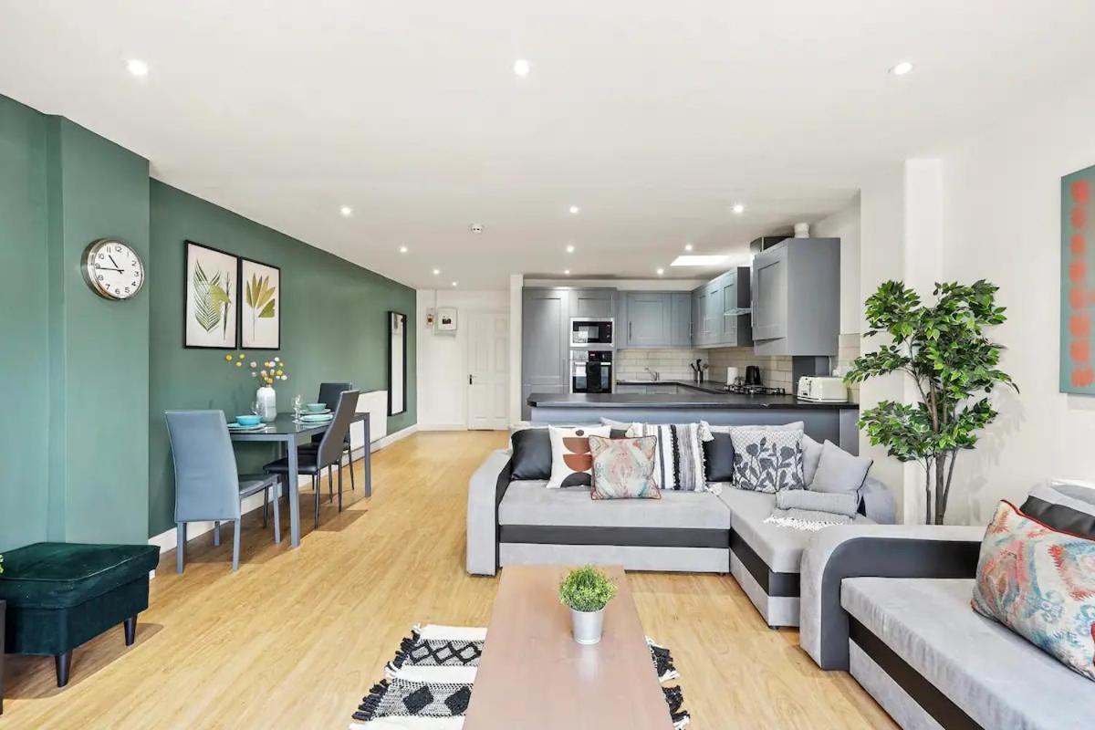 Modern Apartment - Sleeps 8 Apartment *